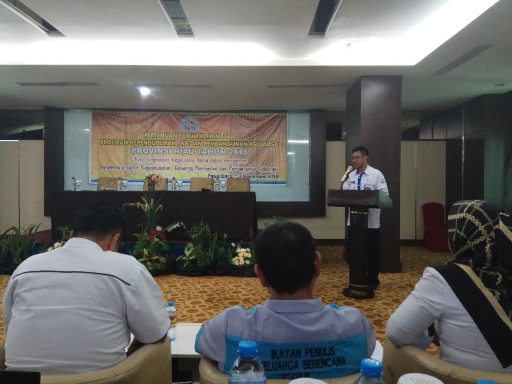 Kepala Perwakilan BKKBN Provinsi Riau Agus Putro Proklamasi memberikan sambutan di kegiatan Pertemuan Forum Kehumasan, Program Kependudukan, KB dan Pembangunan Keluarga, Selasa (13/11/2018). 